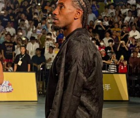 接地气！伦纳德身穿唐装出席村BA活动，秀粤语燃爆全场